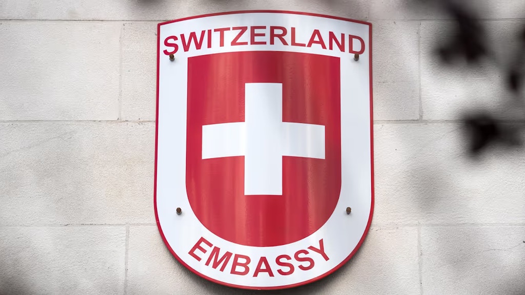 Schild auf welchem «Switzerland Embassy» steht.