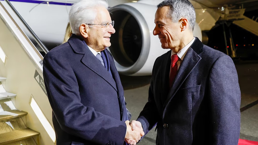 Bundespräsident Ignazio Cassis empfängt den italienischen Staatspräsidenten Sergio Mattarella am Flughafen in Belp.