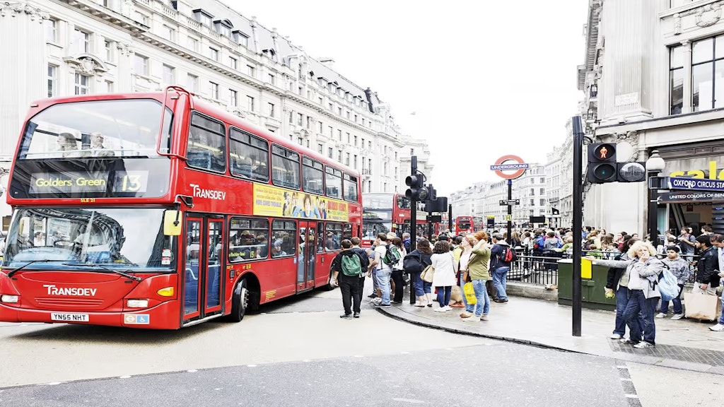 Ein typischer roter Londoner Bus an der Station Oxford Circus.