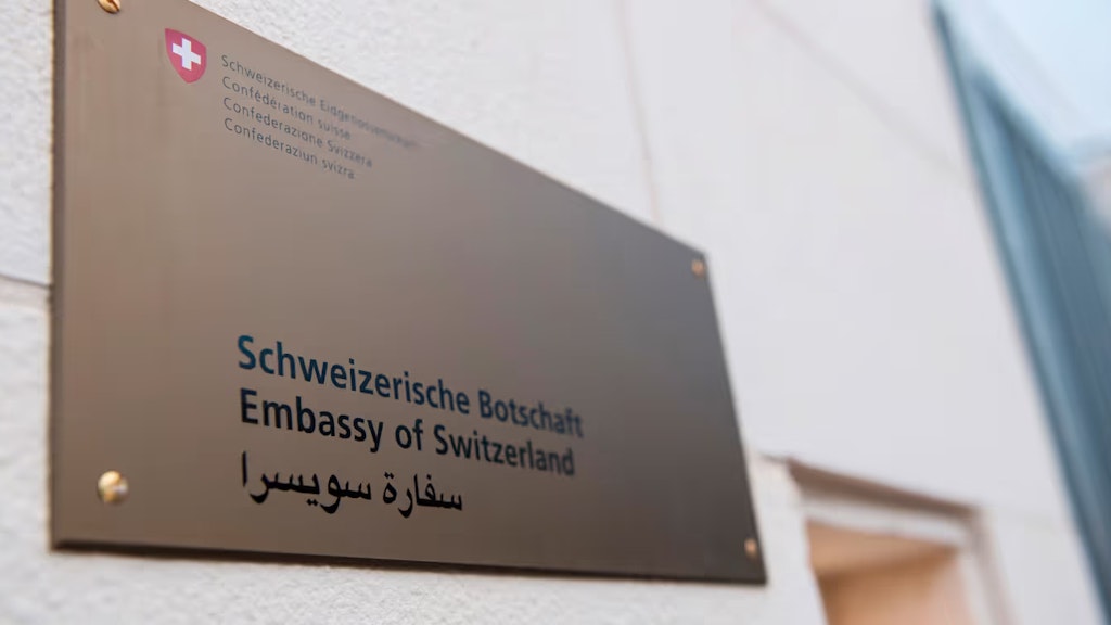 Schild auf welchem «Schweizerische Botschaft» auf Deutsch, Englisch und Arabisch steht.