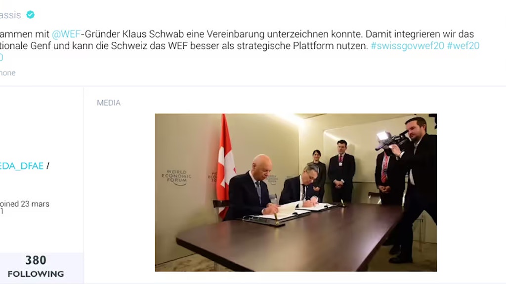 Bundesrat Cassis und WEF-Gründer Klaus Schwab bei der Unterzeichnung der Vereinbarung am WEF in Davos. 