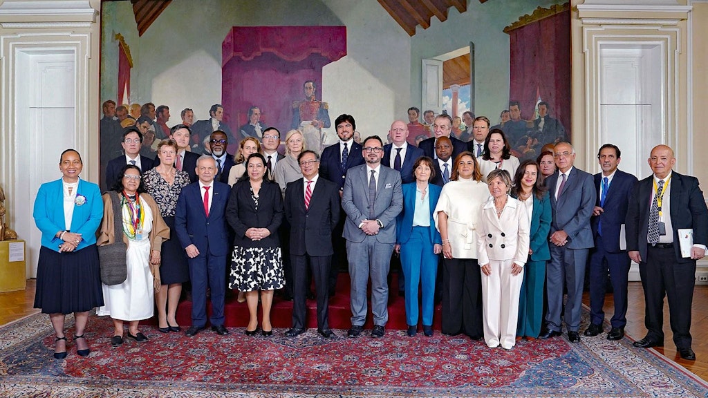 Die Delegationen der 15 Mitgliedstaaten des UNO-Sicherheitsrats und der kolumbianische Präsident Gustavo Petro posieren für ein Gruppenfoto.