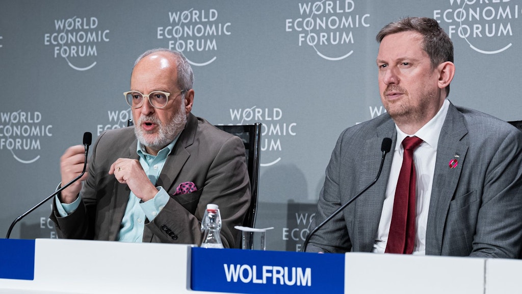 EDA-Staatssekretär Alexandre Fasel und Christian Wolfrum, Vizepräsident der ETH Zürich, bei der Pressekonferenz zur Lancierung der ICAIN-Initiative während des WEF in Davos.