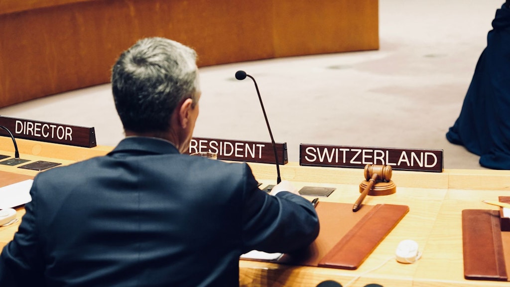 Bundesrat Ignazio Cassis sitzt während der Schweizer Präsidentschaft am hufeisenförmigen Tisch des UNO-Sicherheitsrats.