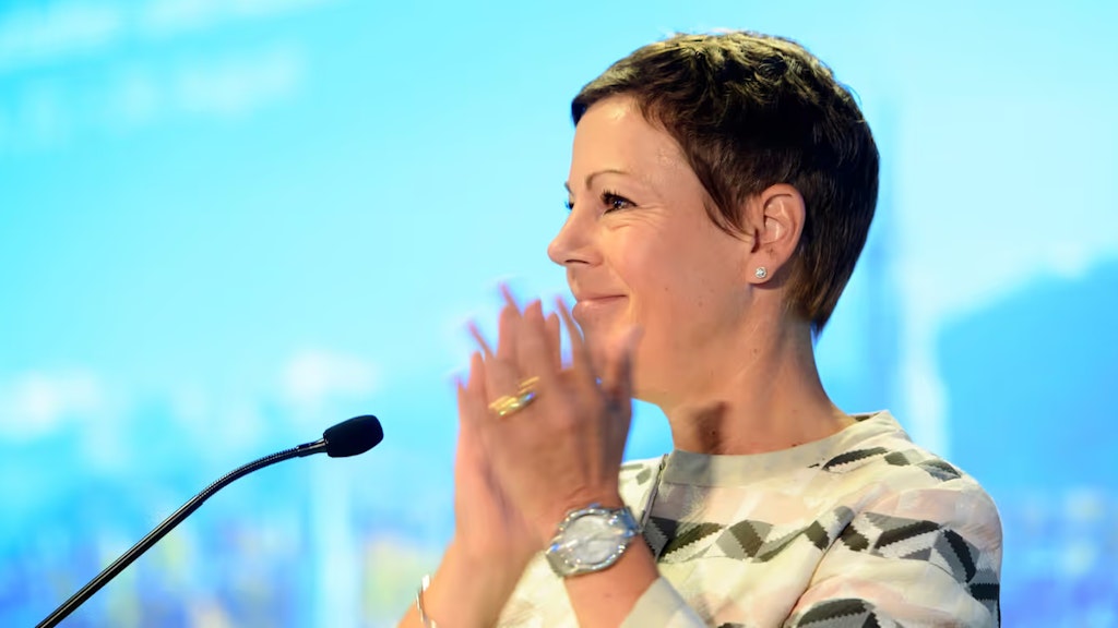 Krystyna Marty, EDA-Staatssekretärin a.i., steht bei einer Rede vor dem Mikrofon. 