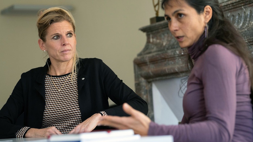 Rea Gehring und Sonya Elmer, zwei Mitarbeiterinnen der AFM, in einer Interviewsituation.