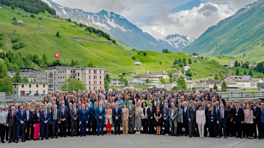 Gruppenfoto mit den Teilnehmerinnen und Teilnehmern der Botschafterinnen und Botschafter Konferenz. 