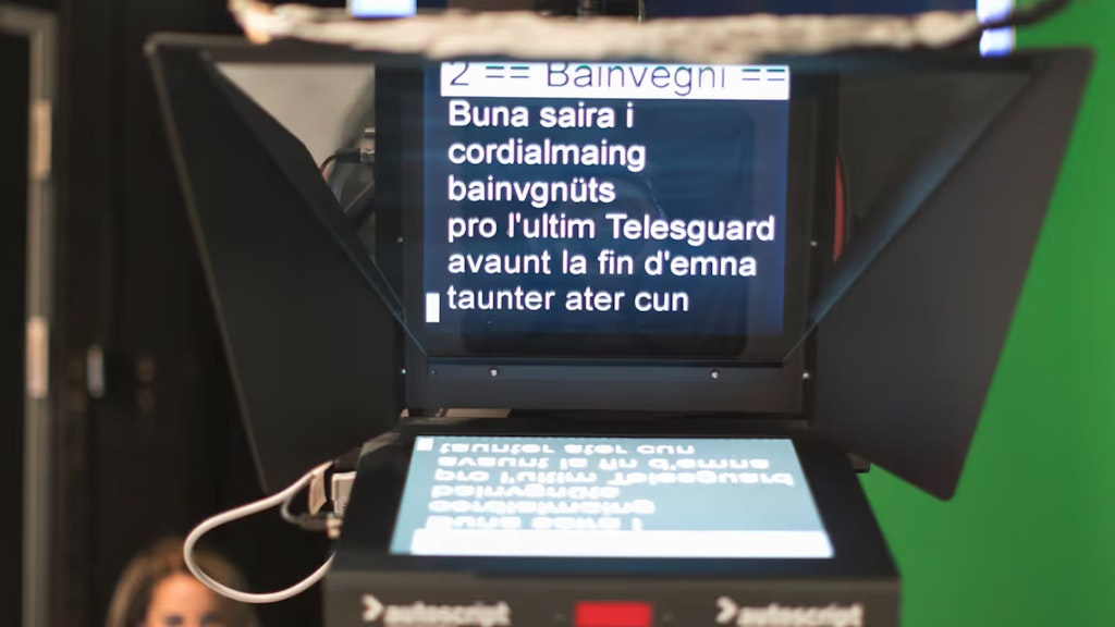 Präsentation eines Beitrags in rätoromanischer Sprache auf dem Bildschirm im Fernsehstudio.