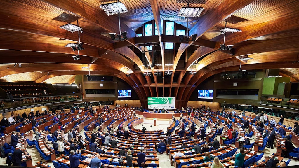 Blick in den Plenarsaal des Palais de l’Europe in Strassburg, dem Sitz des Kongresses der Gemeinden und Regionen Europas.