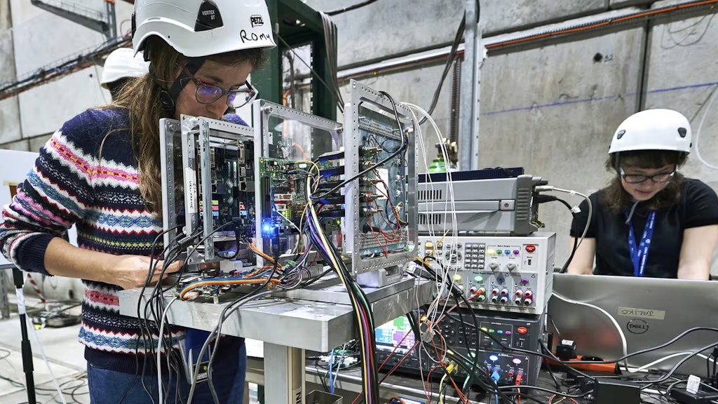 Zwei Frauen führen mit Maschinen Tests zur künstlichen Intelligenz durch.