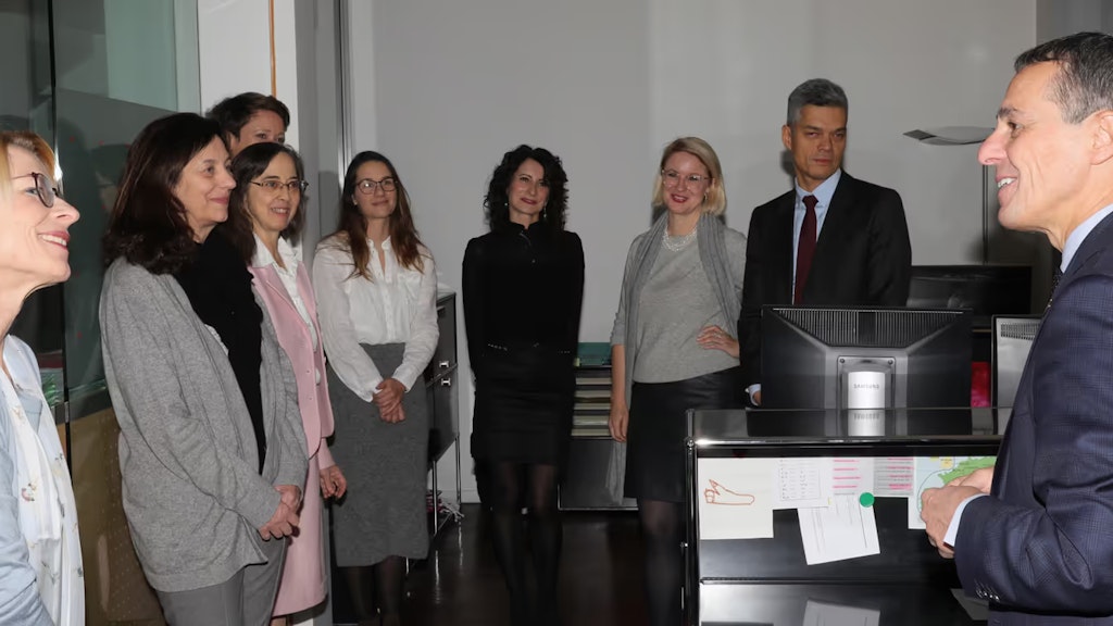 Bundesrat Ignazio Cassis spricht mit dem Personal der konsularischen Sektion der Botschaft in Paris. 