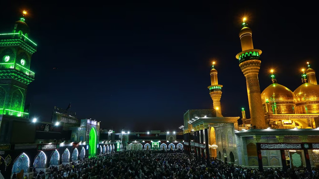 Aufnahme einer beleuchteten Moschee in der irakischen Hauptstadt Bagdad bei Nacht.