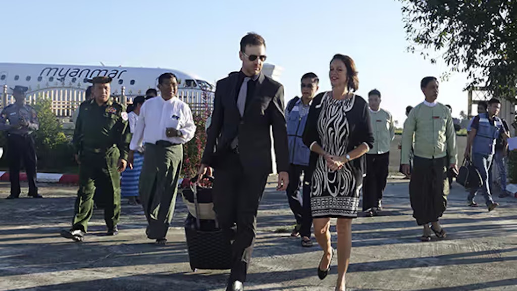 Schweizer Diplomatin steigt in Myanmar mit ihrer Delegation aus einem Flugzeug aus