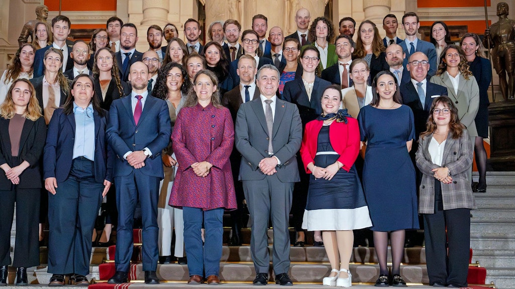 Die Mitglieder der Volées 2024-2025 und Bundesrat Ignazio Cassis stehen in einer Gruppe zusammen.