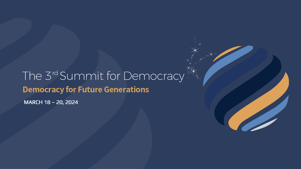 Aus Farbstrichen in gelb, blau und schwarz wird eine Weltkugel skizziert. Daneben steht «Demokratie für künftige Generationen», das Thema des Gipfels für Demokratie in Seoul.