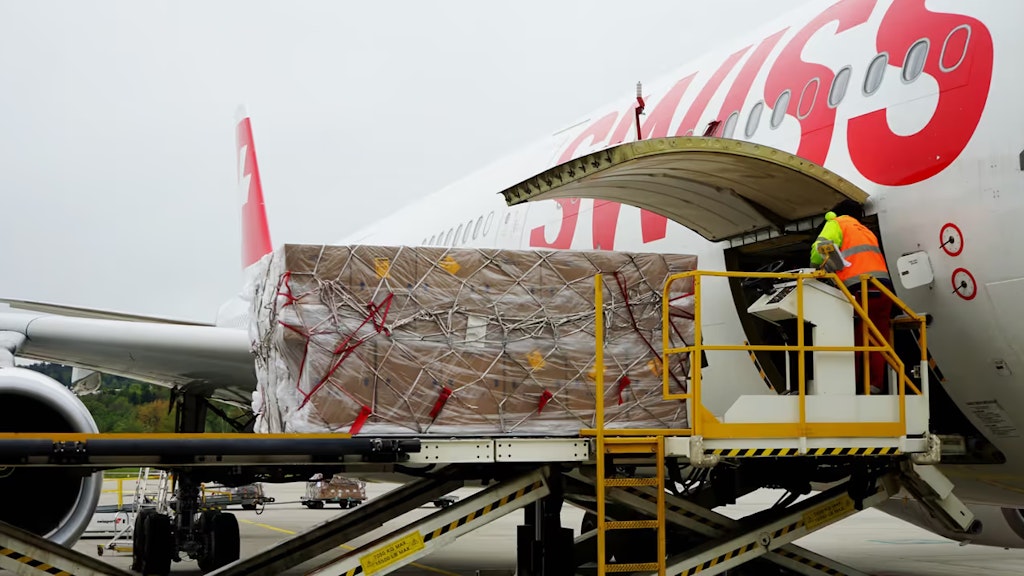 13 Tonnen Material werden in einen Airbus 330 der Swiss verladen. 