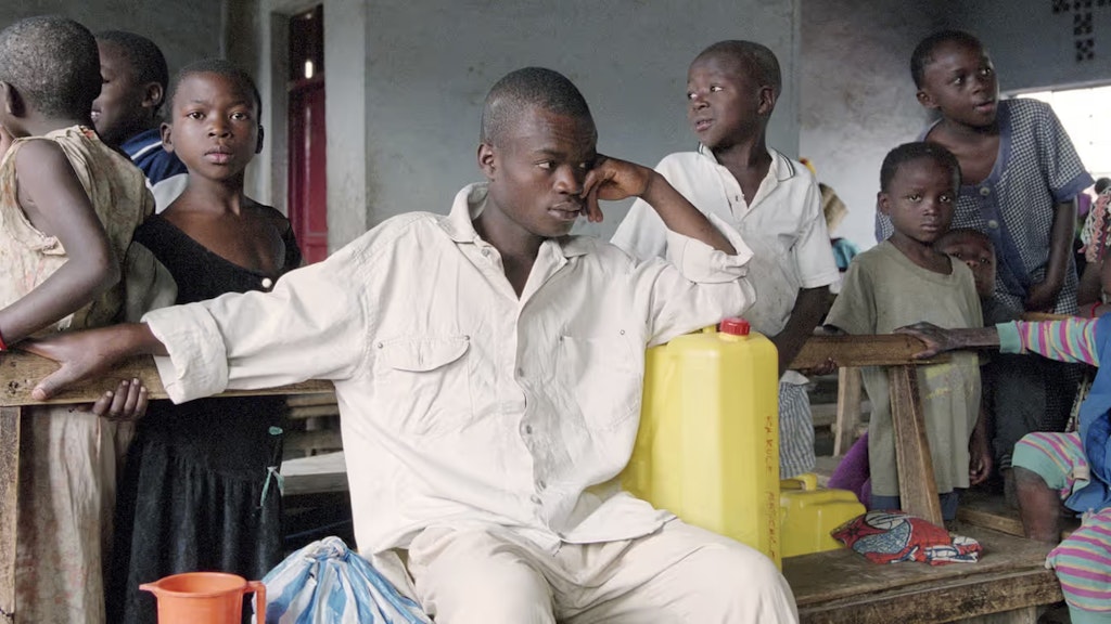 Kongolesische Jugendliche und Kinder warten in einer Kirche. 