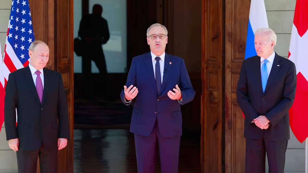 Bundespräsident Guy Parmelin steht vor dem Eingang, neben ihm der russische Präsident Wladimir Putin (links) und US-Präsident Joe Biden (rechts).
