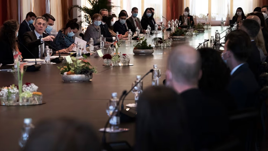 Die Kandidierenden der verschiedenen Karrieren des EDA treffen sich am 25. Mai 2021 mit Bundesrat Ignazio Cassis in Bern.
