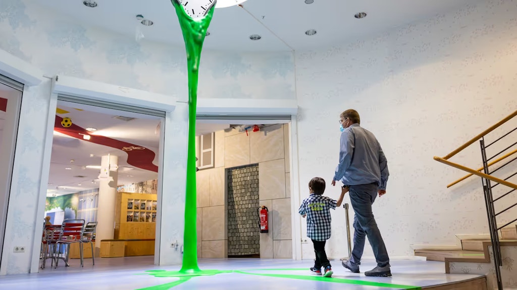 Ein Mann und ein Kind gehen in einen Raum