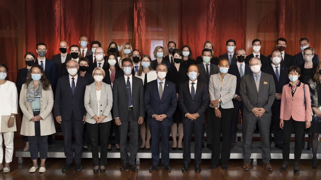 Gruppenfoto aller Teilnehmer.