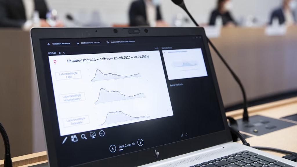 Im Pressezentrum des Bundeshauses werden auf einem Bildschirm hinter den Mitgliedern des Bundesrats Kurven zum Epidemieverlauf angezeigt.