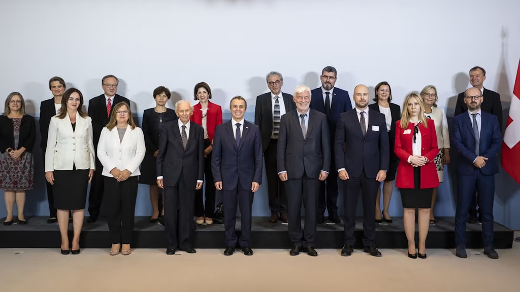 Gruppenbild mit Bundesrat Ignazio Cassis und Vertreterinnen und Vertreter von zehn südosteuropäischen Staaten.