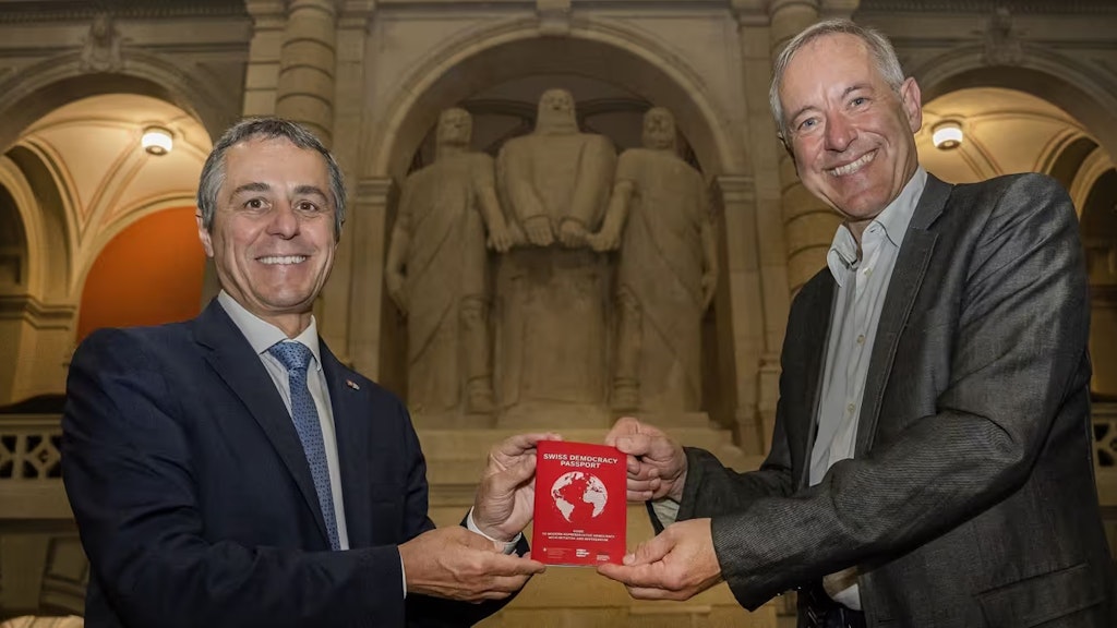 Bundesrat Ignazio Cassis und Bruno Kaufmann posieren mit dem Swiss Democracy Passport.