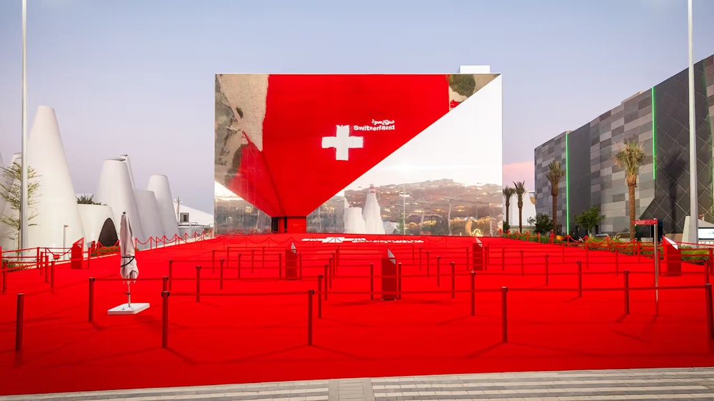 Blick auf den Eingang des Schweizer Pavillons