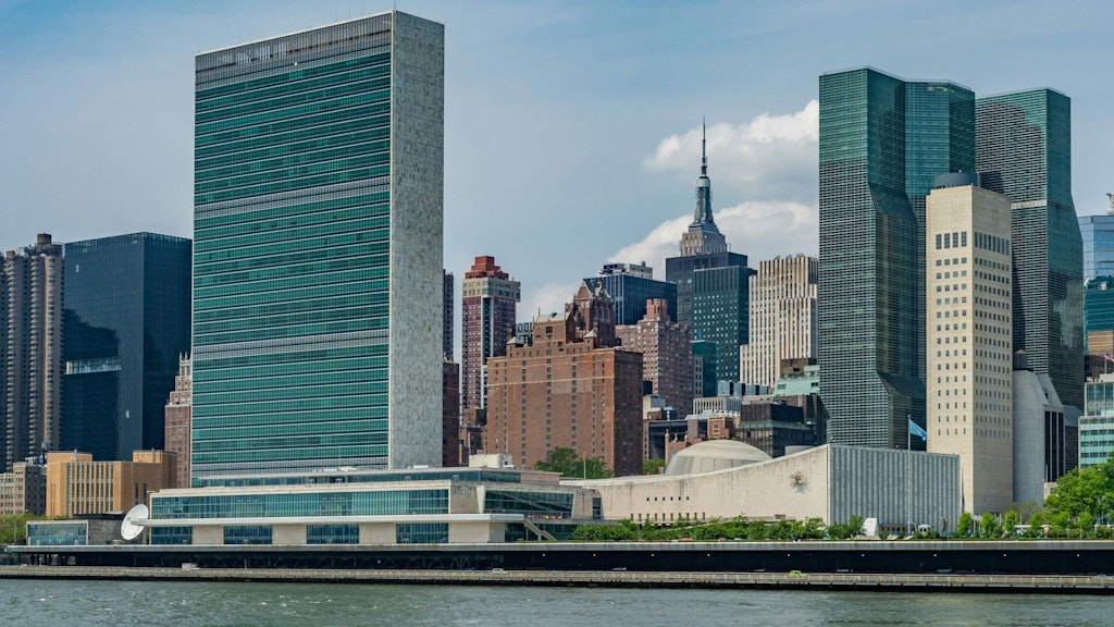 Blick über den Hudson River auf den Hauptssitz der UNO in New York.