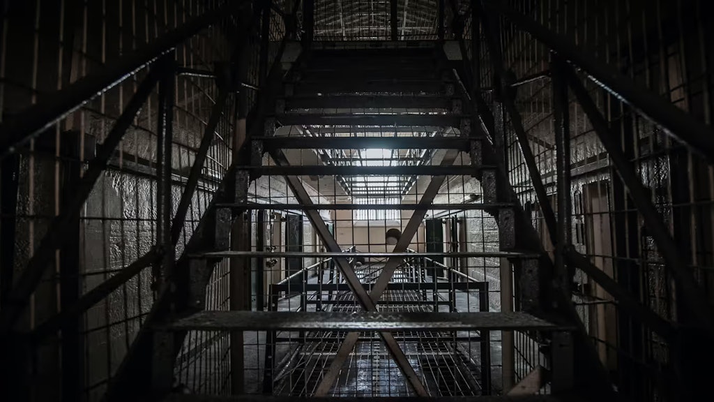 Blick in die Hallen eines Gefängnisses.