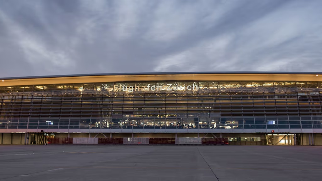 Das Flugfeld des Flughafens Zürich, im Hintergrund das Flughafengebäude.