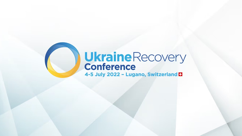 Ein grün-blau gefärbter Kreis und Angaben zur Konferenz in Lugano in blauer Schrift sind im Logo der Ukraine Recovery Conference 2022 dargestellt.
