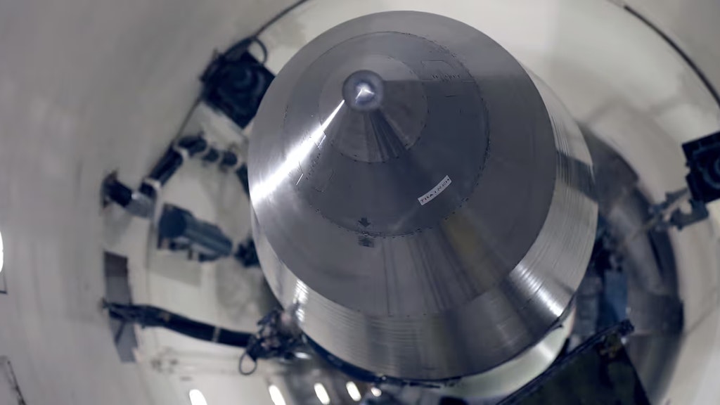 Ein nuklearer Gefechtskopf in einem Raketensilo.