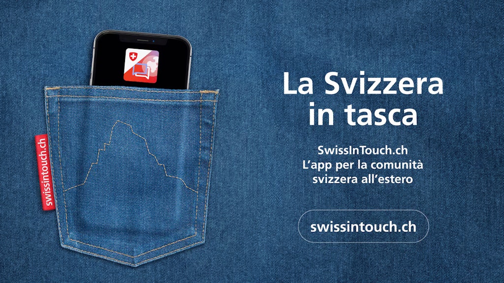 Un telefono cellulare infilato in una tasca dei pantaloni ornata con il Cervino annuncia il lancio dell’app SwissInTouch.