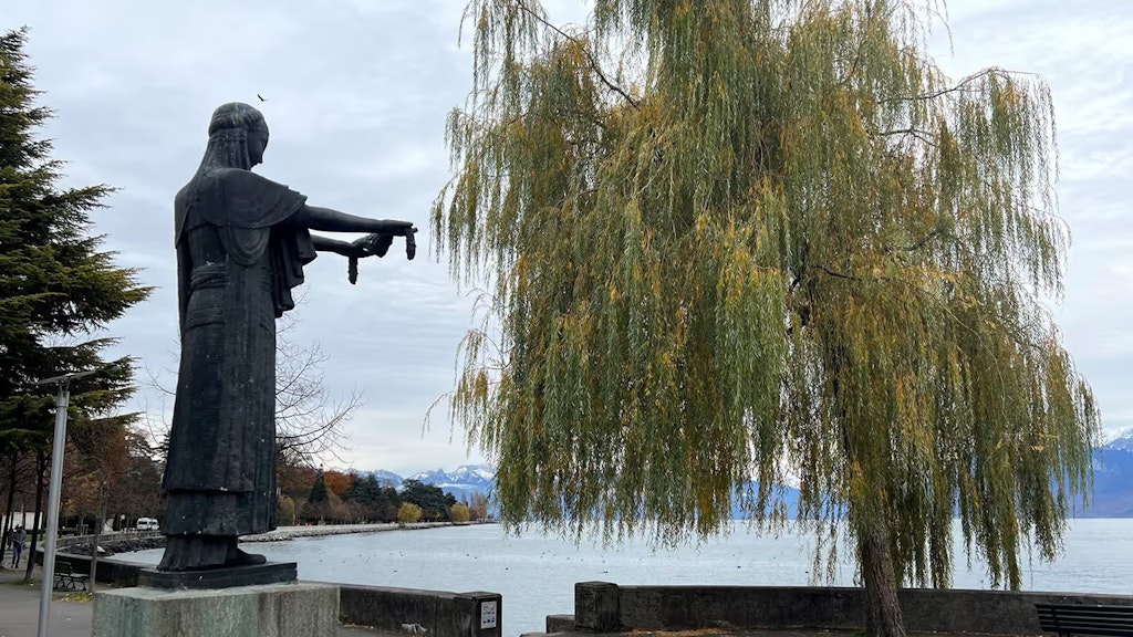 Die Statue "Das dankbare Belgien", fotografiert mit Blick auf den Genfersee.