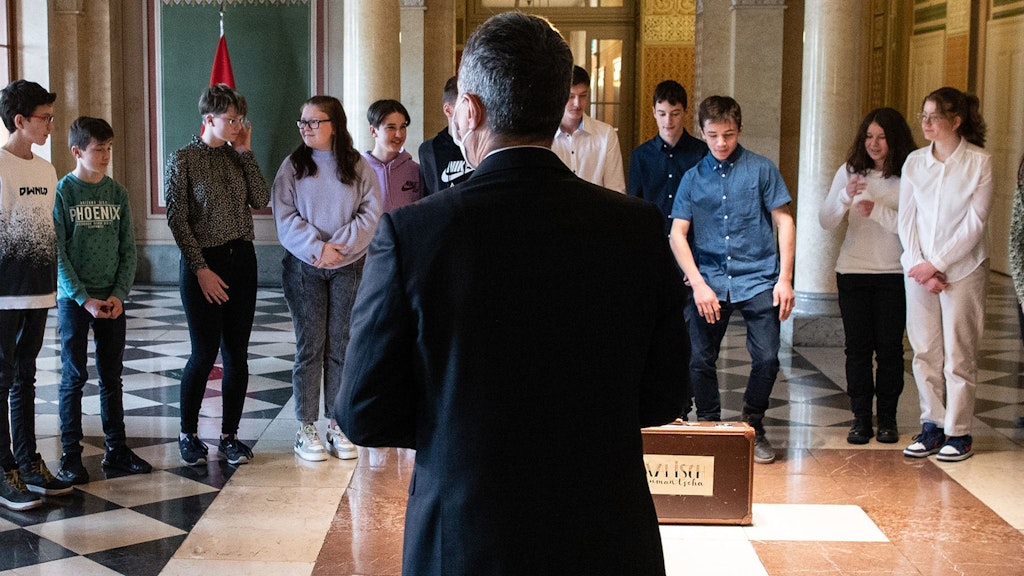 Präsident Ignazio Cassis mit den Schülern von Scuol und Savognin.