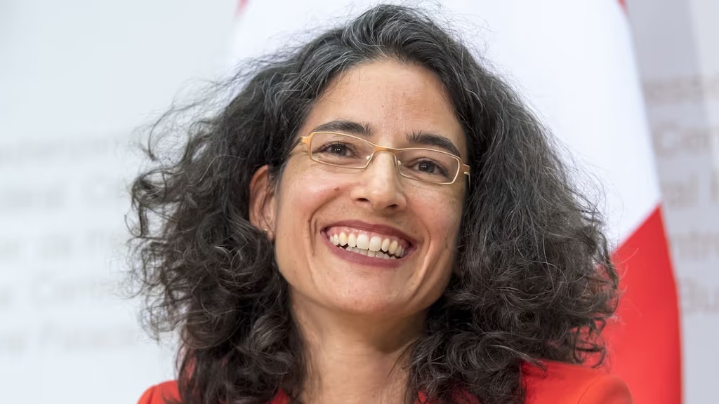 Portrait von Botschafterin Corinne Cicéron Bühler, Leiterin der Direktion für Völkerrecht