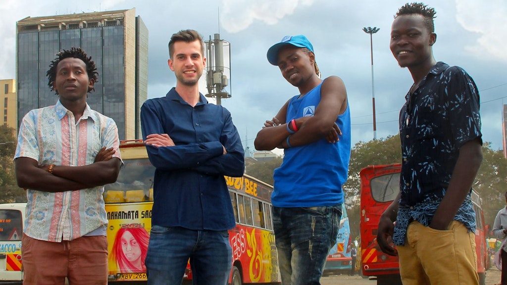 Vier junge Männer auf einem Parkplatz in Nairobi. 