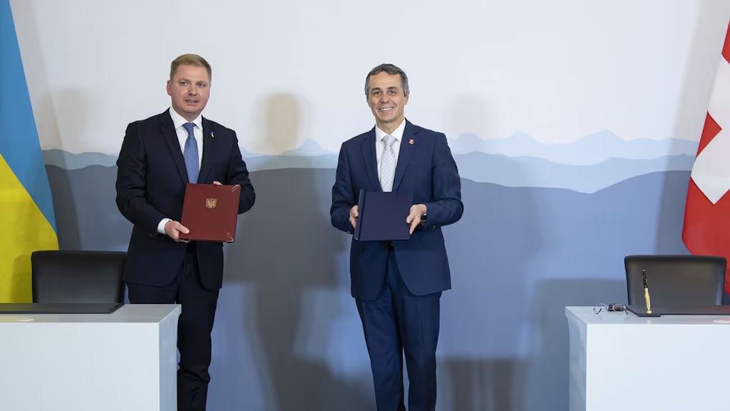 Der ukrainische Botschafter in der Schweiz, Artem Rybchenko, und Bundesrat Ignazio Cassis bei der Unterzeichnung des Memorandum of Understanding am 30. Juni 2020 in Bern.