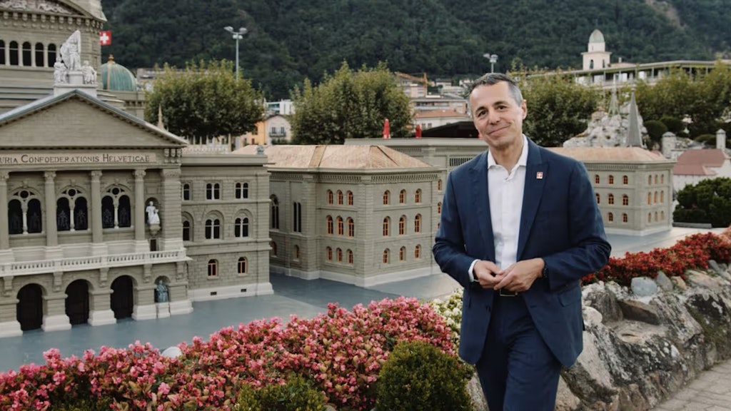 Bundesrat Ignazio Cassis steht vor dem Bundeshaus im Swissminiatur in Melide. 