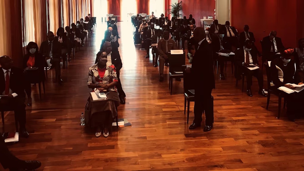 Blick vom Podium in einen Saal mit 30 Workshop-Teilnehmer, die der Diskussion lauschen.