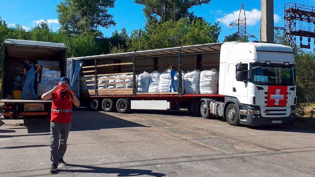 Logistiker der Humanitären Hilfe der Schweiz verladen Hilfsgüter in einen Lastwagen. 