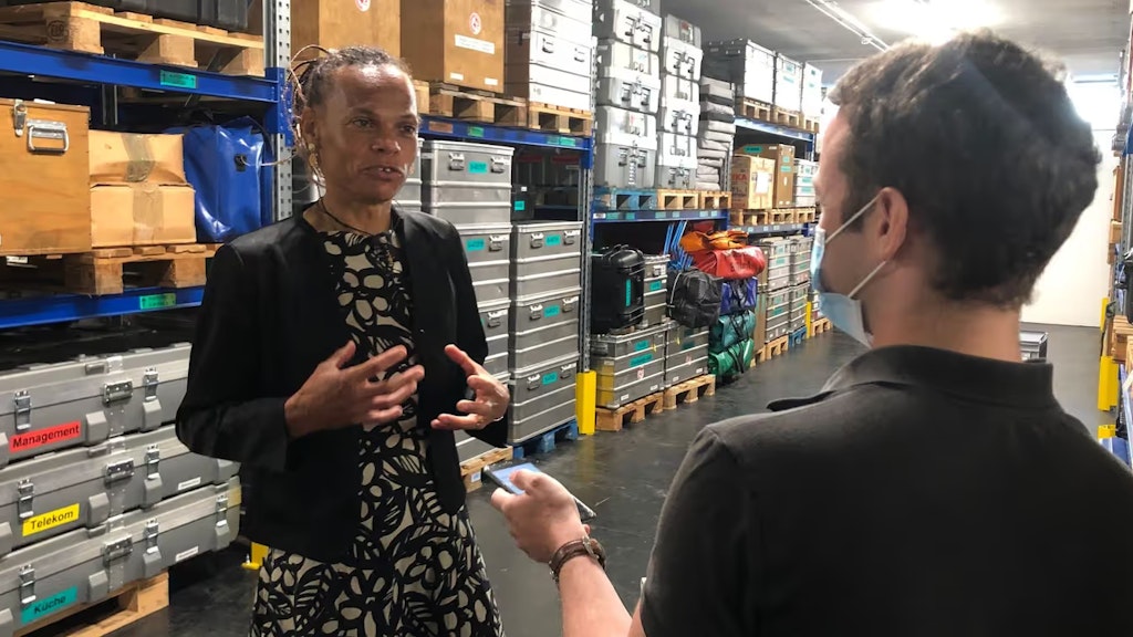 DEZA-Direktorin Patricia Danzi gibt einem Journalisten ein Interview. 