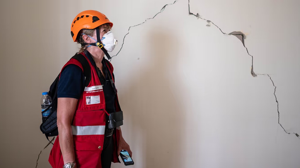 Ingenieurin Regina Wenk prüft eine beschädigte Wand auf ihre Stabilität.