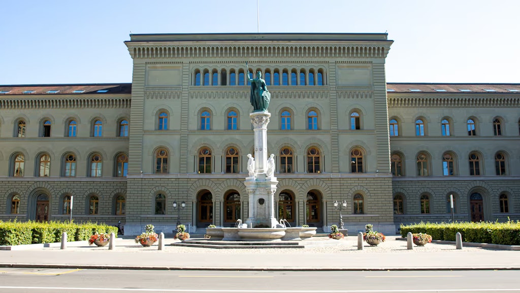 Blick auf das Bundeshaus West mit dem Brunnen im Vordergrund