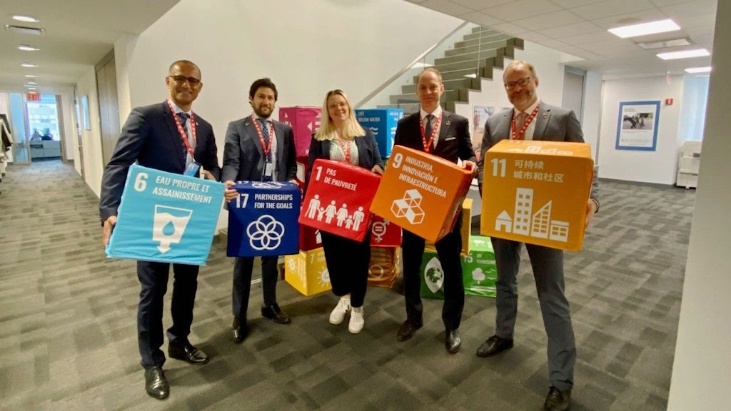 Die Schweizer Delegation beim High Level Political Forum 2023 in New York trägt farbige Würfel, die jeweils ein Ziel der nachhaltigen Entwicklung repräsentieren.