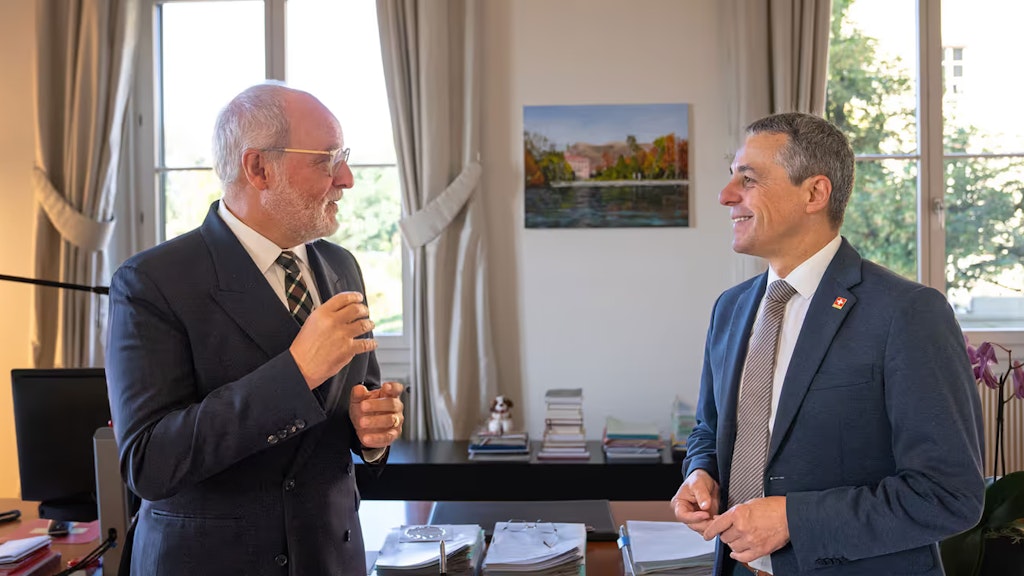 Alexandre Fasel steht links neben Bundesrat Cassis und spricht mit ihm.