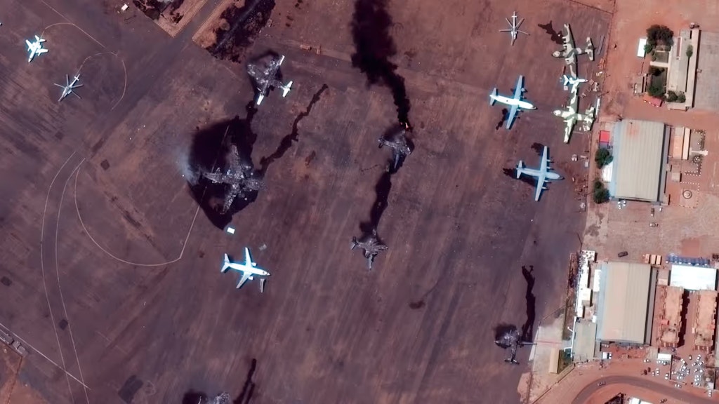 Bild von oben auf das Flugfeld des Flughafens von Khartum, auf dem mehrere Flugzeuge zu sehen sind. Vier Flugzeuge sind ausgebrannt.