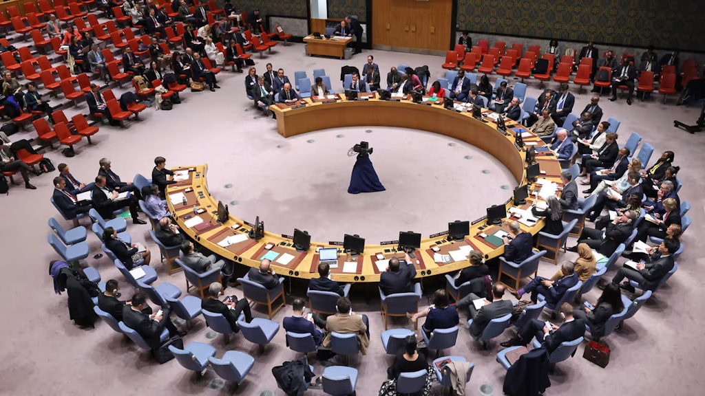 Vertreterinnen und Vertreter der Mitgliedstaaten im UNO-Sicherheitsrat sitzen am hufeisenförmigen Tisch an einer Debatte unter der Leitung von Bundesrat Cassis am 3. Mai 2023.